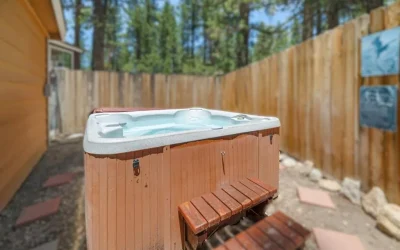 Catalina Retreat -Cozy mountain home in a tree filled neighborhood, plenty of games and a hot tub