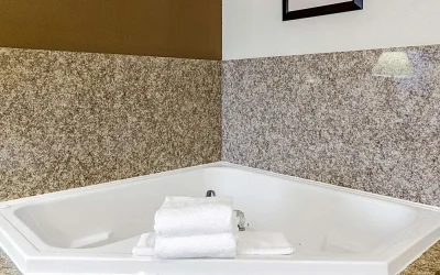 Comfort Inn & Suites Lawrence – University Area